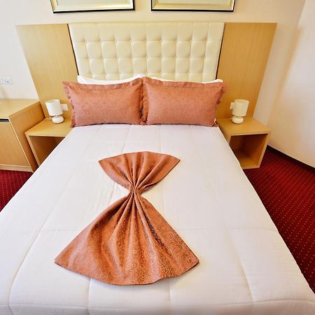 Jolly Hotel Lezhë Habitación foto