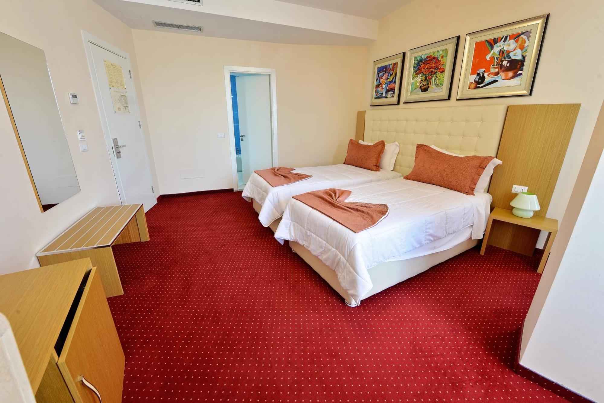Jolly Hotel Lezhë Habitación foto